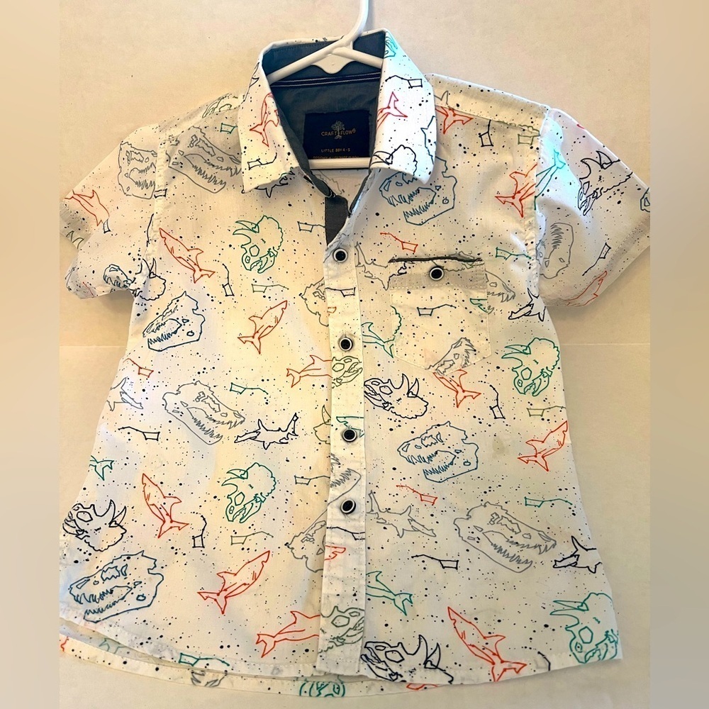 CRAFT + FLOW BOYS PRINTED BUTTON DOWN SHIRT MULTI-COLORED. SIZE 4-5